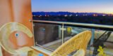 Terrasse privative avec vue sur les lumières de Tinghir la nuit tombée