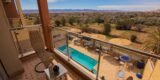 Vue piscine et palmeraie depuis la terrasse privative